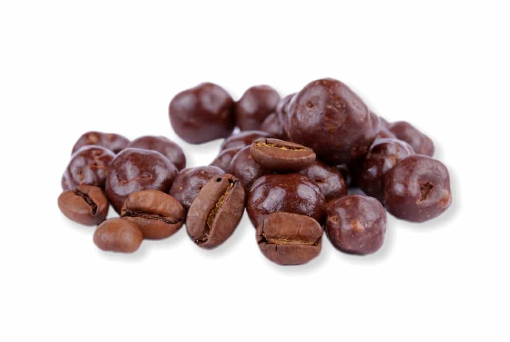 Kávová zrna v hořké čokoládě