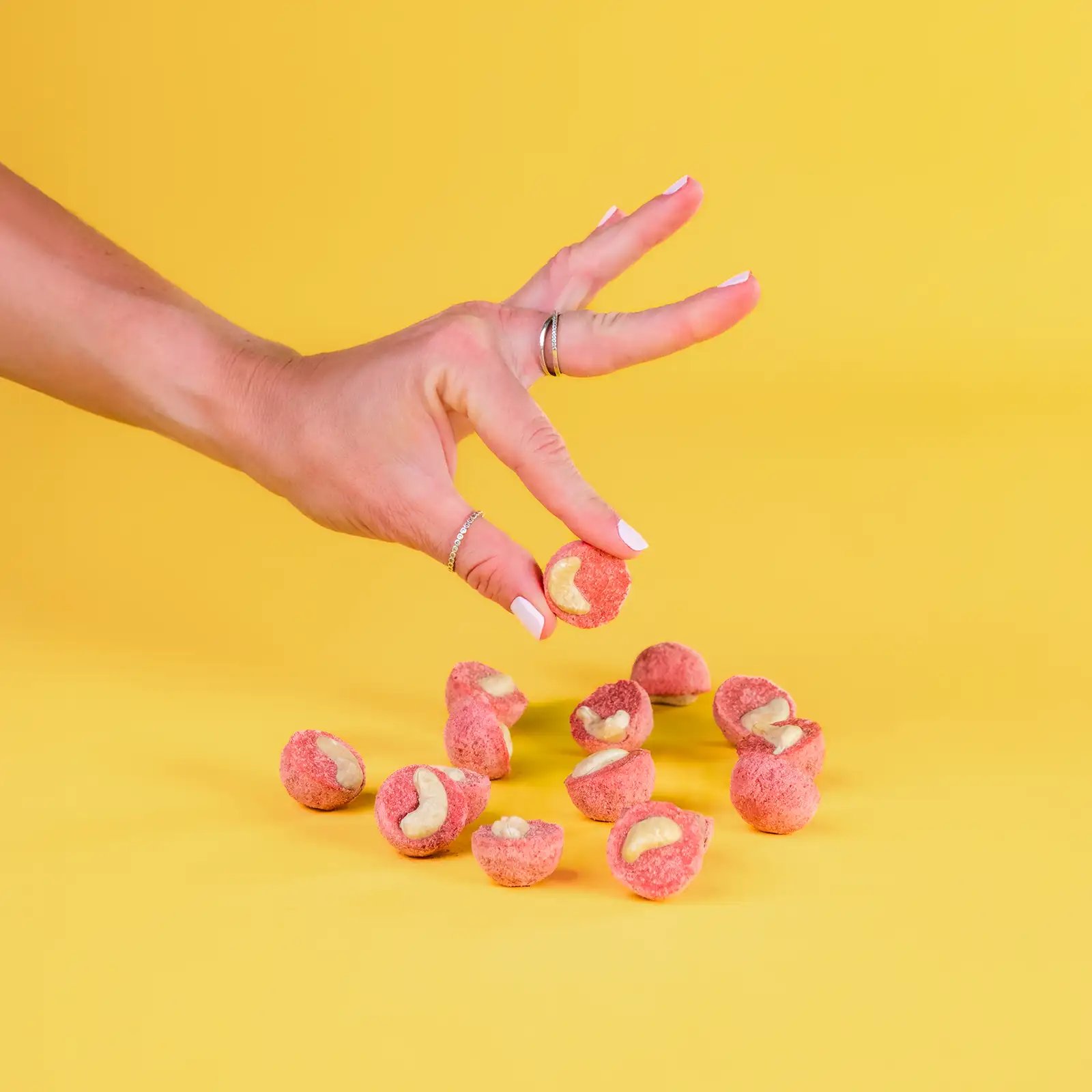 Zmrzlinový kopeček jahoda a kešu