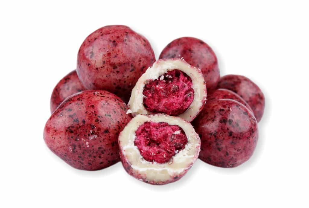 Lyofilizovaný černý rybíz v jogurtové čokoládě (mrazem sušený)