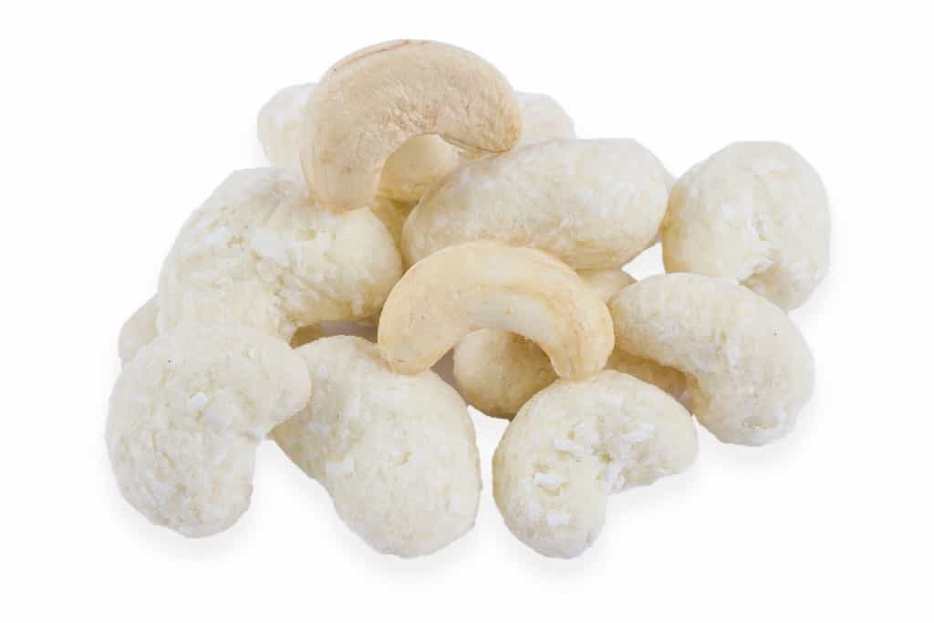 Kešu v bílé čokoládě s kokosem