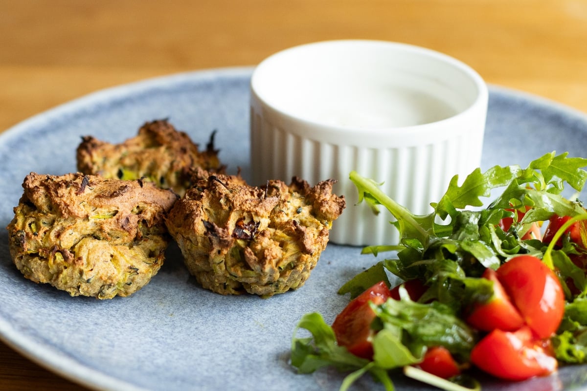 Recept na slané cuketové muffiny se sýrem | Ochutnej ořech