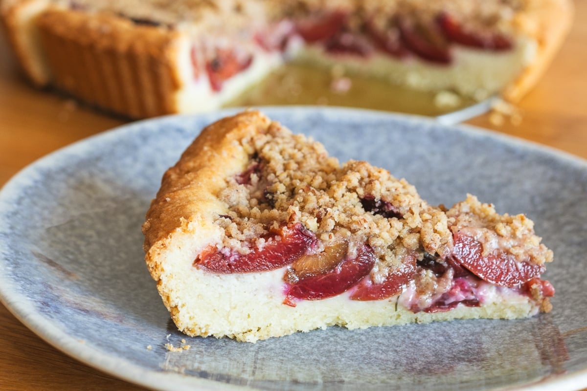 Švestkový koláč z lineckého těsta s ořechovou drobenkou