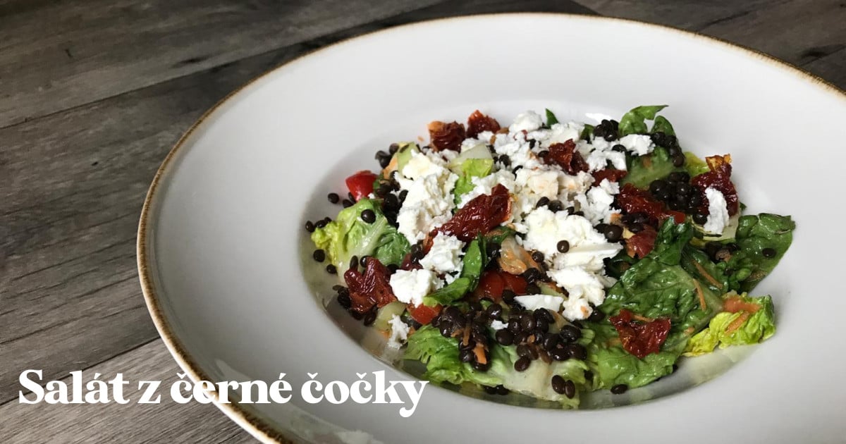 Salát z černé čočky, balkánským sýrem a sušenými rajčaty