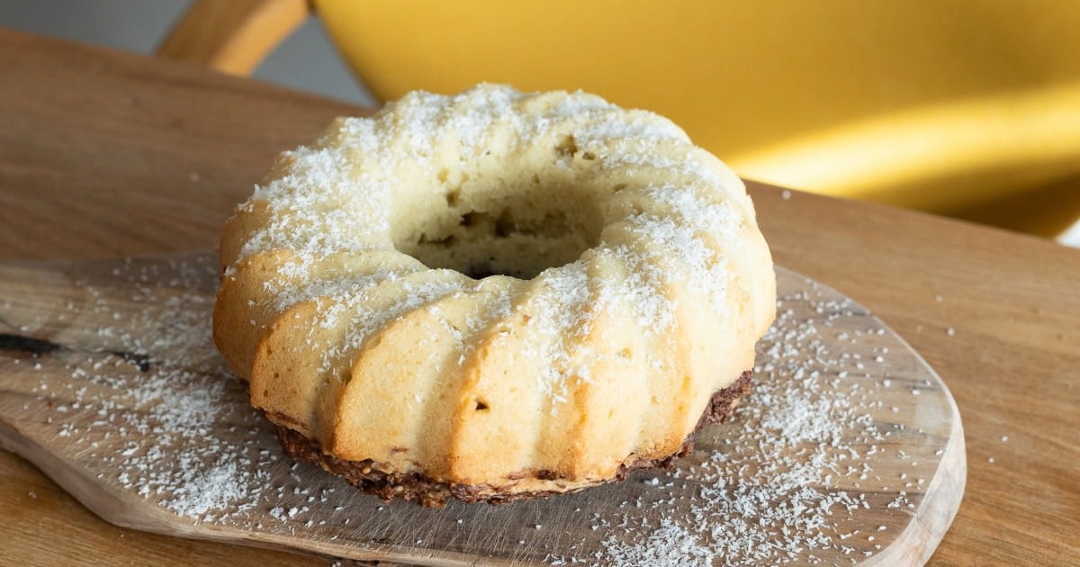 Božsky vláčná hrnková kokosová bábovka: Bez vajec, bez mléka