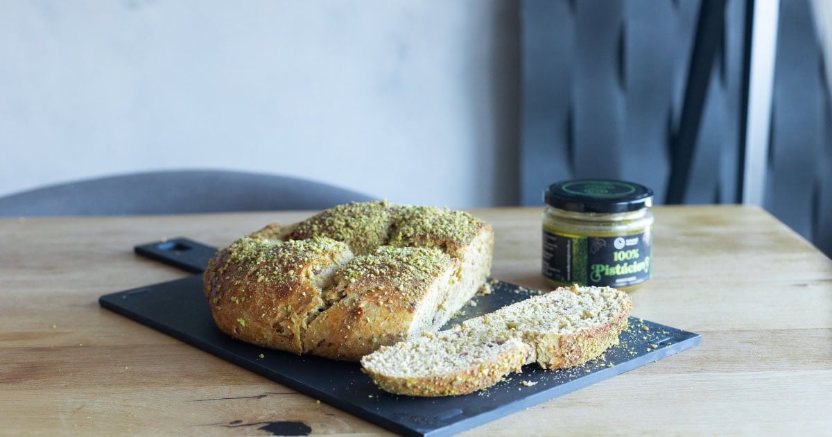 Luxusní a jednoduchý pistáciový mazanec s datlemi