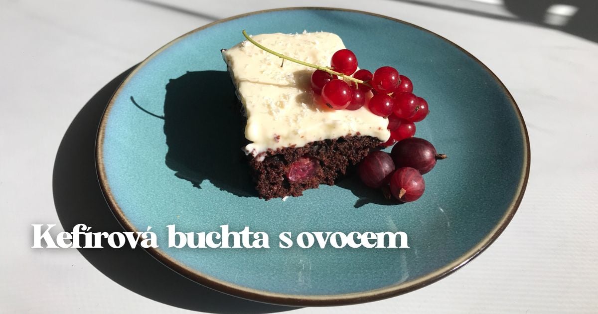 Zdravá kefírová buchta s ovocem a jogurtovou polevou